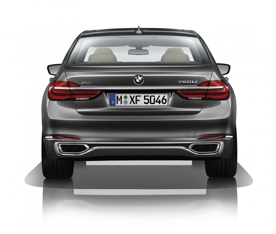 BMW 750Li xDrive Design Pure Excellence 2015 года  (фото 3 из 5)